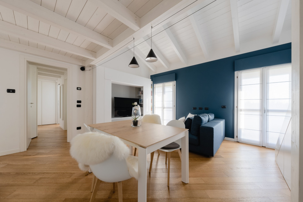 На фото: маленькая открытая, серо-белая гостиная комната в скандинавском стиле с музыкальной комнатой, разноцветными стенами, светлым паркетным полом, мультимедийным центром, бежевым полом, деревянным потолком и синим диваном для на участке и в саду