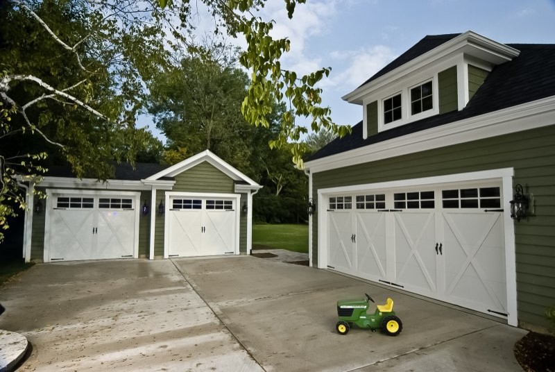 Example of a large three-car garage design