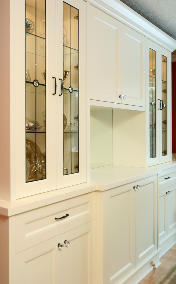 Home design - mid-sized traditional home design idea in Toronto