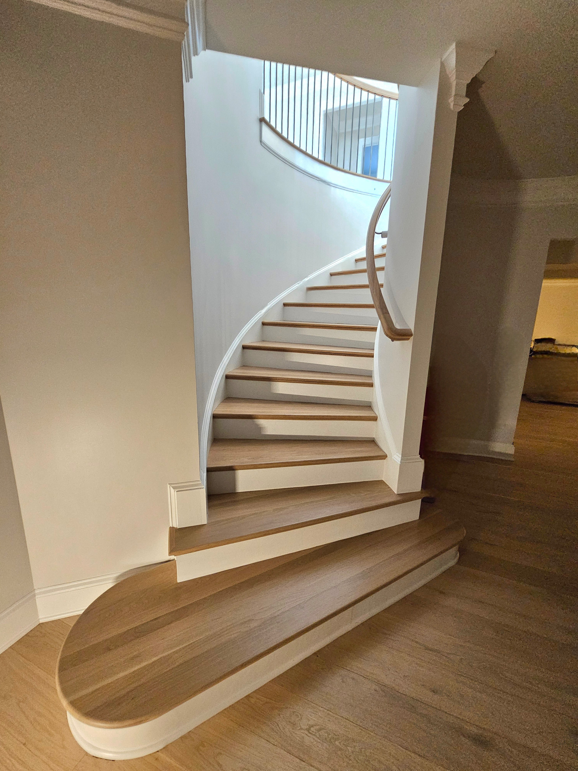 116_Elegant & Eye-catching Curved Staircase, Leesburg VA 20175