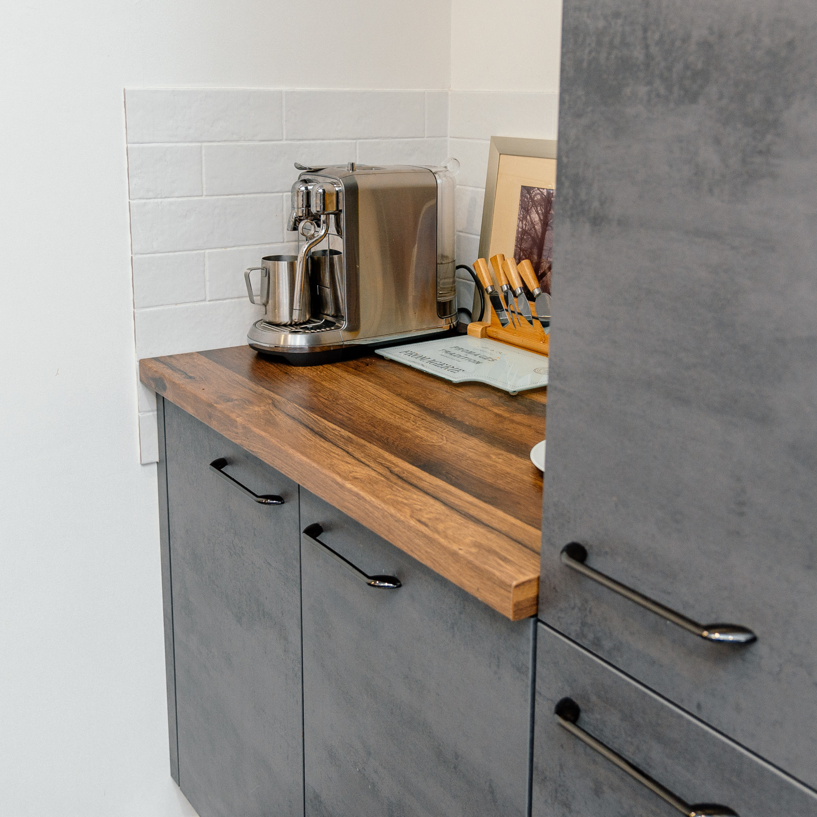 Кухня под бетон с оригинальной барной стойкой