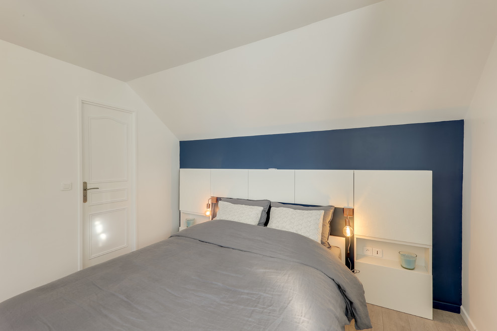 Chambre parentale?[Cette image montre chambre parentale With un mur blanc, parquet clair and un sol gris.]:[Cette image montre chambres parentales With un mur blanc, parquet clair and un sol gris.]
