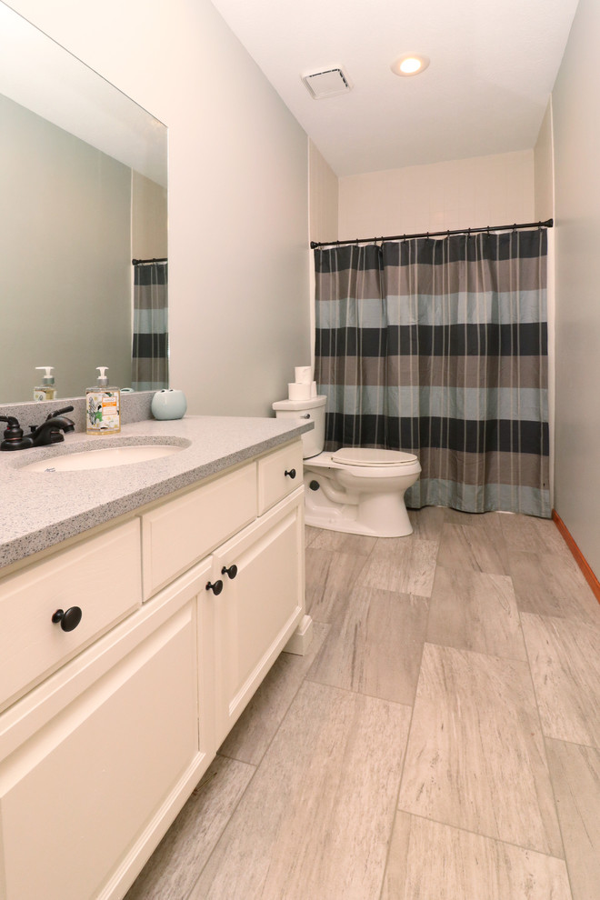 Home design - mid-sized transitional home design idea