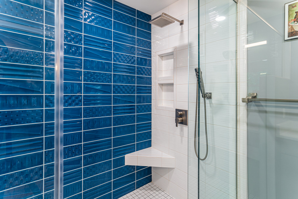 Идея дизайна: главная ванная комната в стиле модернизм с плоскими фасадами, серыми фасадами, сиденьем для душа, тумбой под две раковины и встроенной тумбой