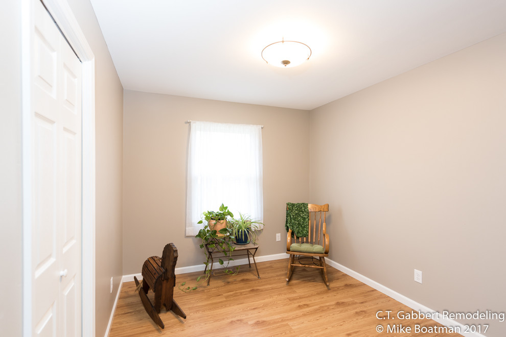 Transitional home design photo in Chicago