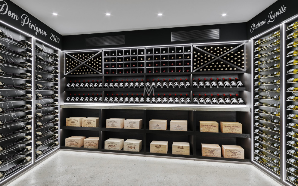 Réalisation d'une très grande cave à vin minimaliste avec un sol en marbre, un présentoir et un sol gris.