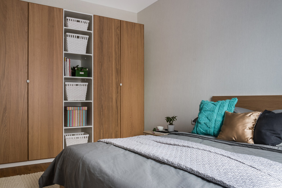 Свежая идея для дизайна: маленькая хозяйская спальня в современном стиле с серыми стенами, полом из винила и бежевым полом для на участке и в саду - отличное фото интерьера
