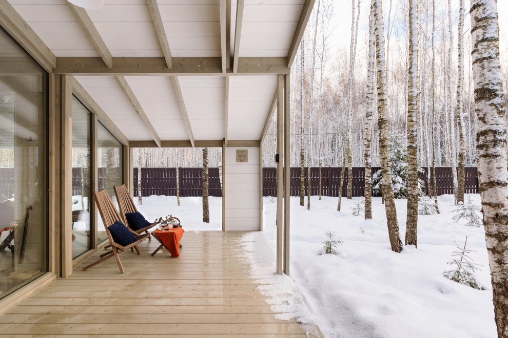 Уютный дом среди берез