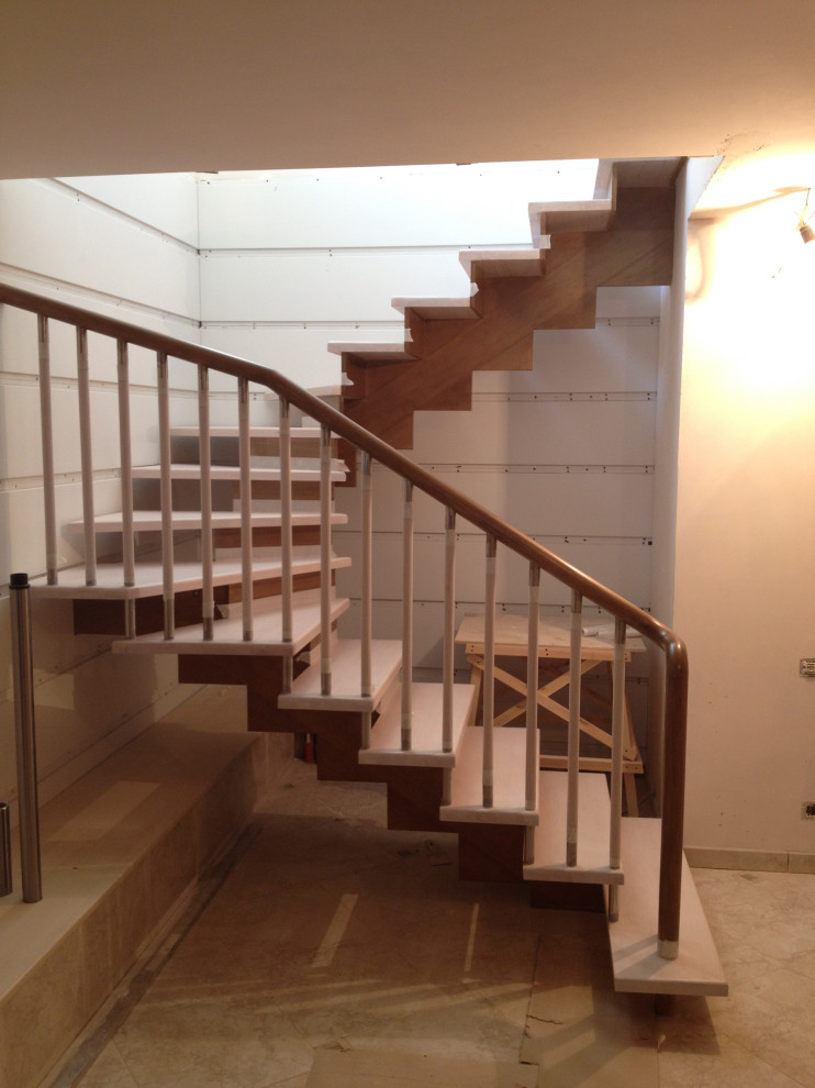 Деревянная лестница с комбинированными балясинами