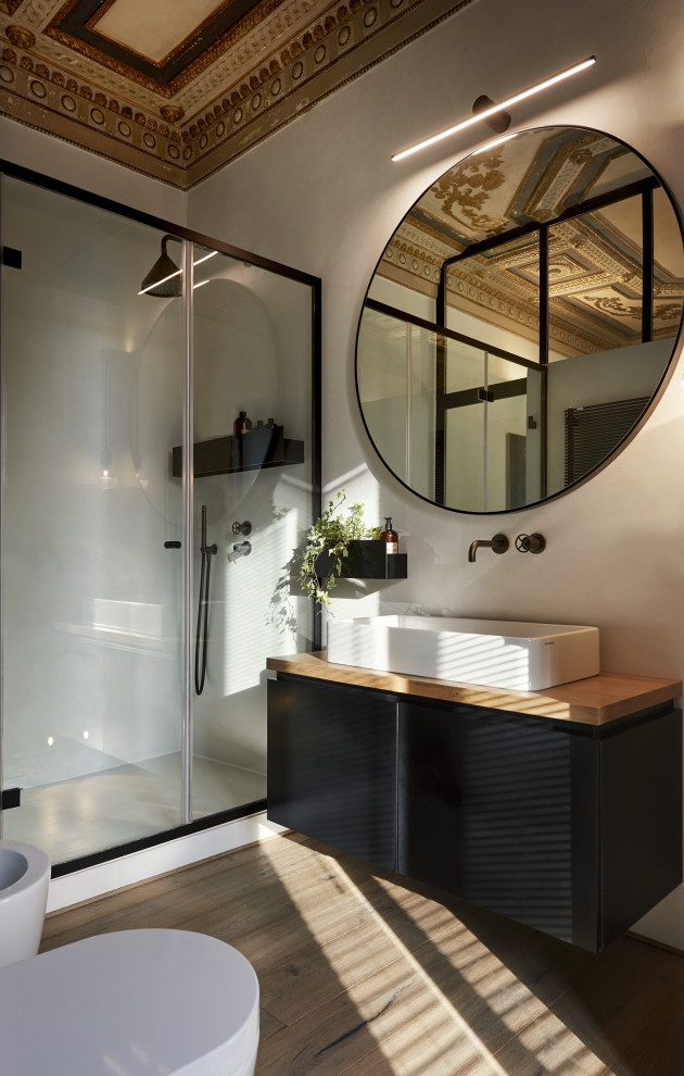 Стильный дизайн: ванная комната в современном стиле с черными фасадами, душем в нише, светлым паркетным полом, столешницей из дерева, тумбой под одну раковину, подвесной тумбой и кессонным потолком - последний тренд