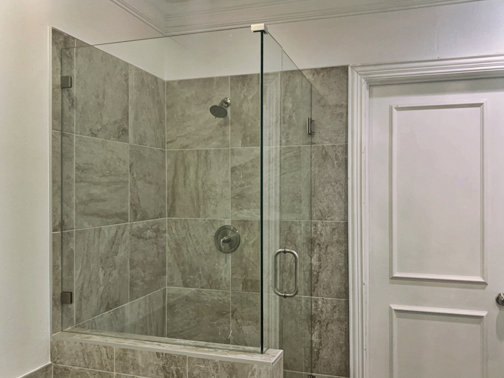 ダラスにある高級な中くらいなトランジショナルスタイルのおしゃれなマスターバスルーム (コーナー設置型シャワー、ベージュのタイル、開き戸のシャワー、造り付け洗面台) の写真
