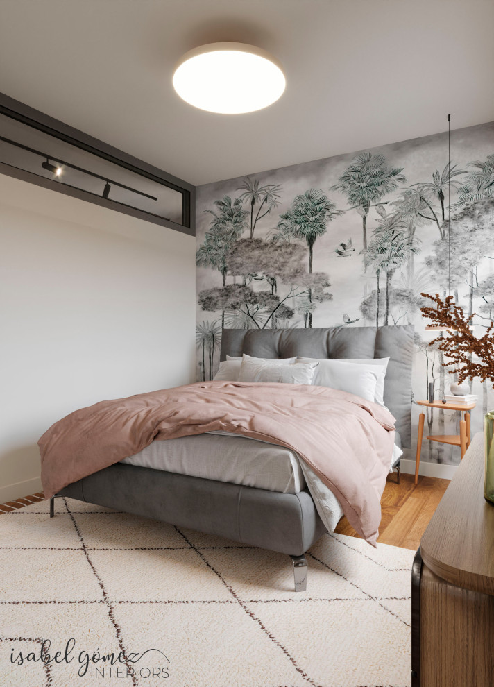 Modernes Schlafzimmer mit grauer Wandfarbe, Bambusparkett und Tapetenwänden in Brüssel