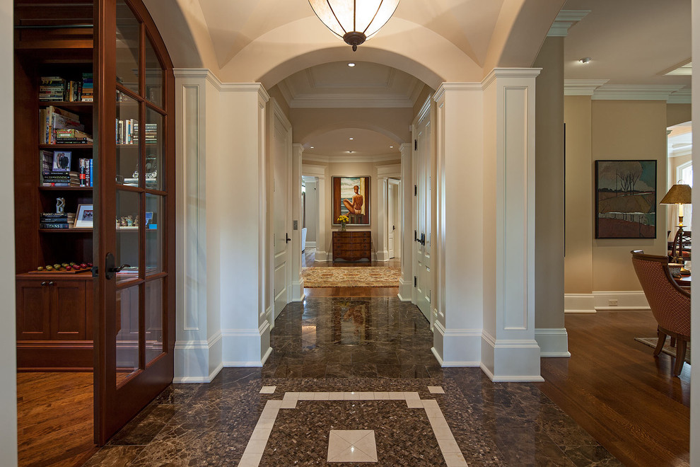 Design ideas for a traditional hallway in Toronto.