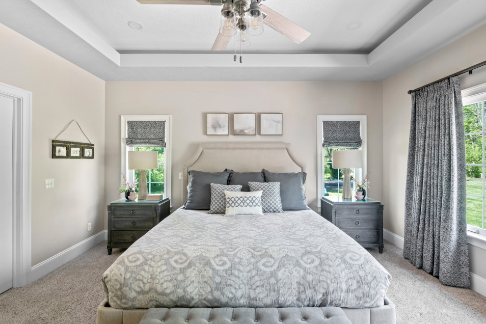Идея дизайна: гостевая спальня (комната для гостей) в стиле неоклассика (современная классика) с бежевыми стенами, ковровым покрытием, серым полом и многоуровневым потолком без камина