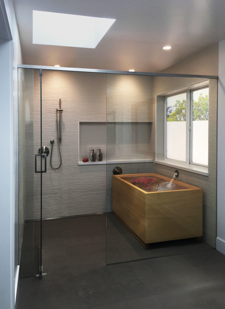 Пример оригинального дизайна: большая главная ванная комната в восточном стиле с японской ванной, душем без бортиков и душем с распашными дверями