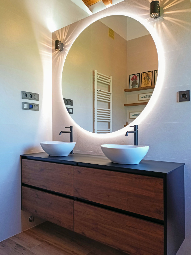 Un spa en casa: un baño amplio, cálido y lleno de detalles funcionales