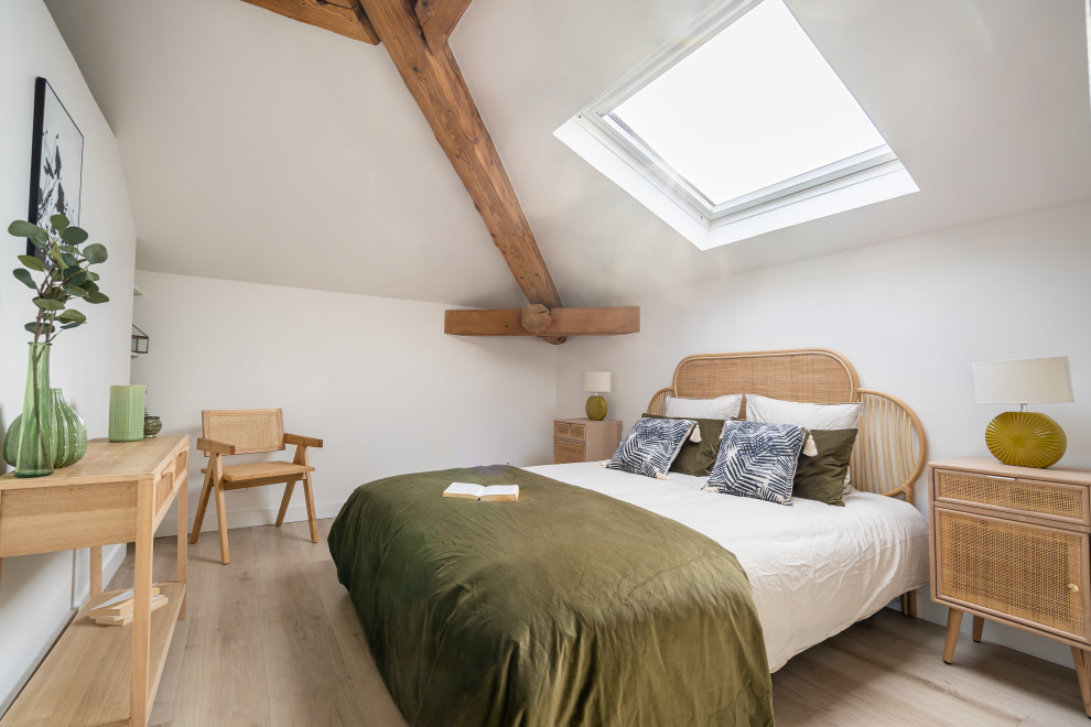 Imagen de dormitorio abovedado campestre con paredes blancas, suelo de madera clara, suelo beige y vigas vistas