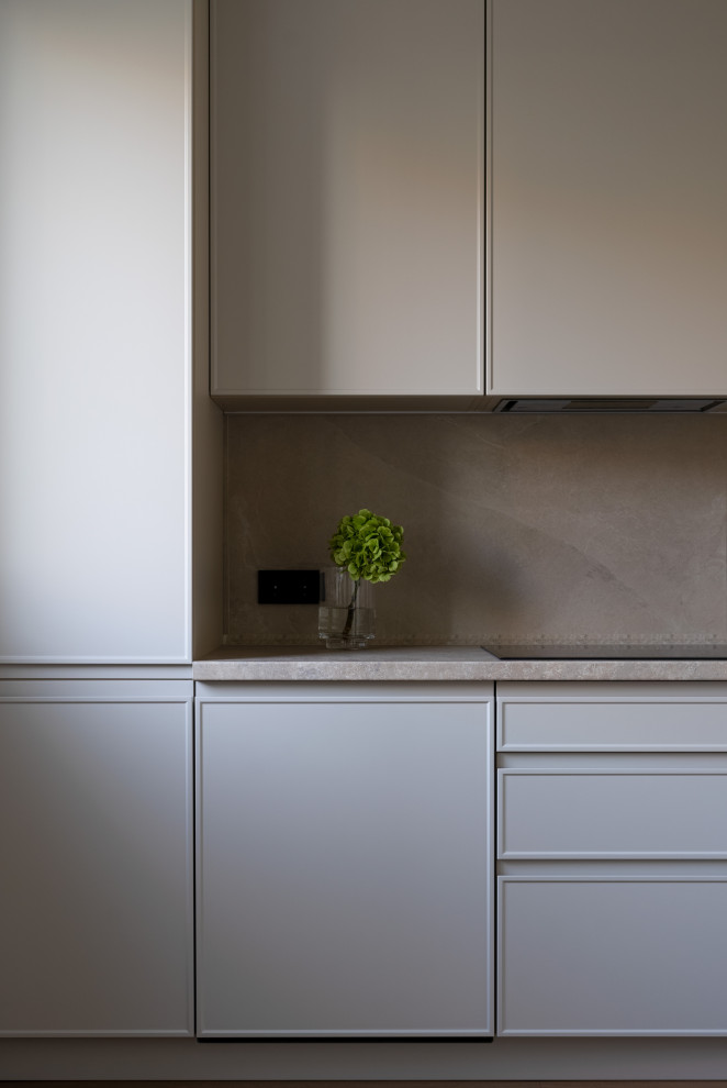 Монохромная кухня до потолка с интересными решениями