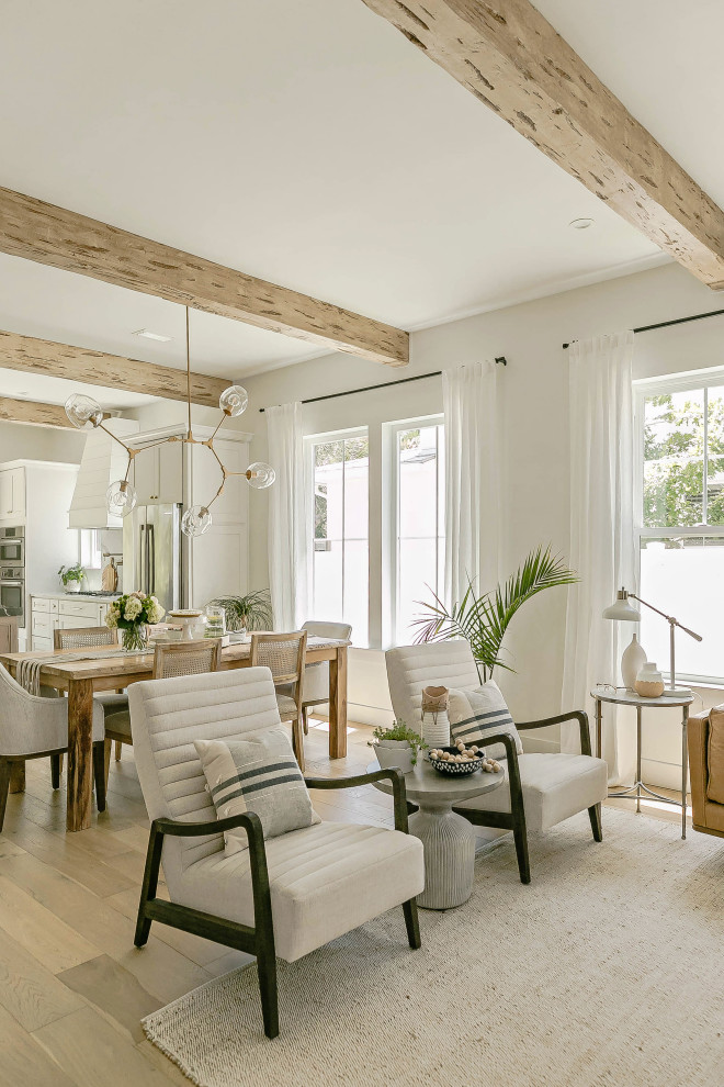 Идея дизайна: гостиная комната в морском стиле с белыми стенами, светлым паркетным полом и балками на потолке