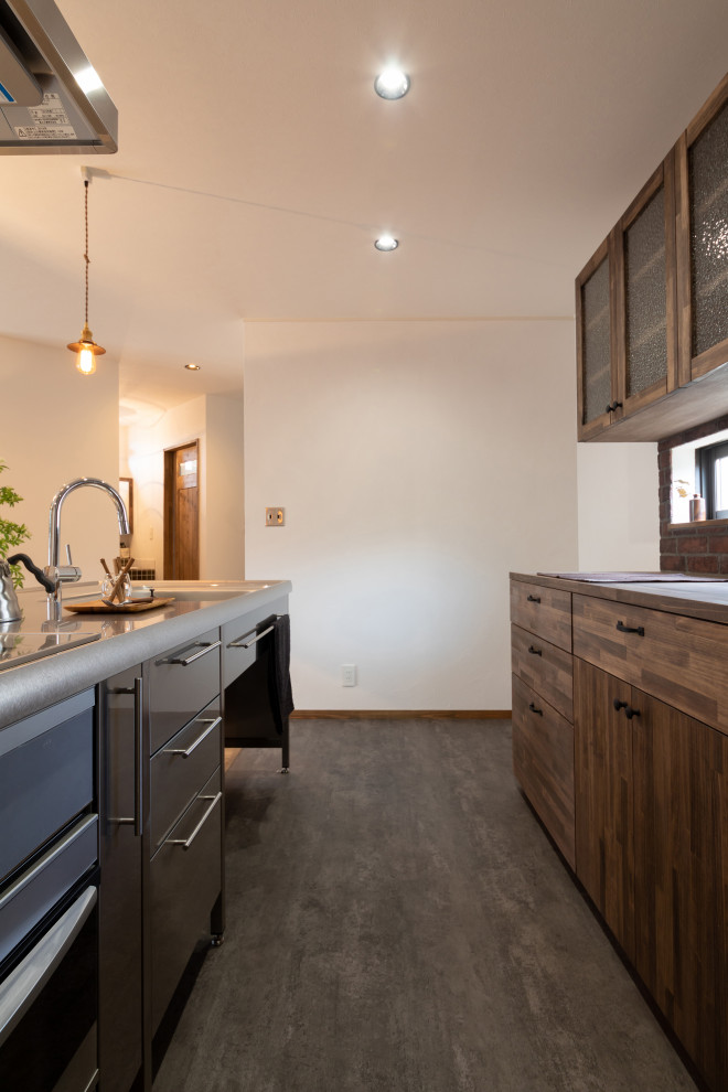 Inspiration för minimalistiska linjära kök med öppen planlösning, med en integrerad diskho, stänkskydd med metallisk yta, rostfria vitvaror, vinylgolv och grått golv