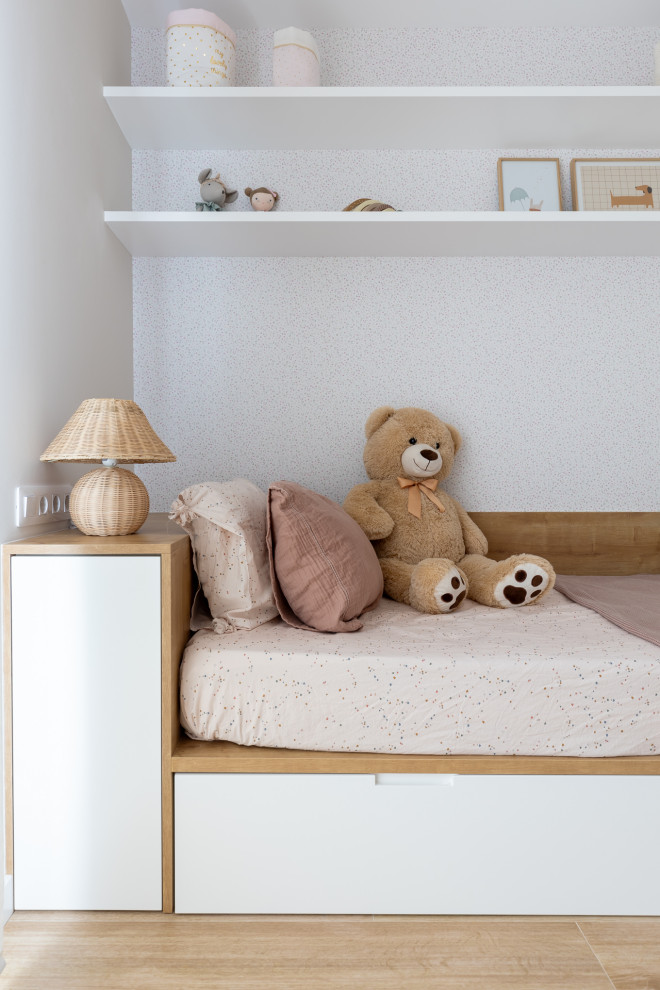 Diseño de dormitorio infantil de 4 a 10 años escandinavo grande con paredes beige, suelo de madera clara y suelo marrón