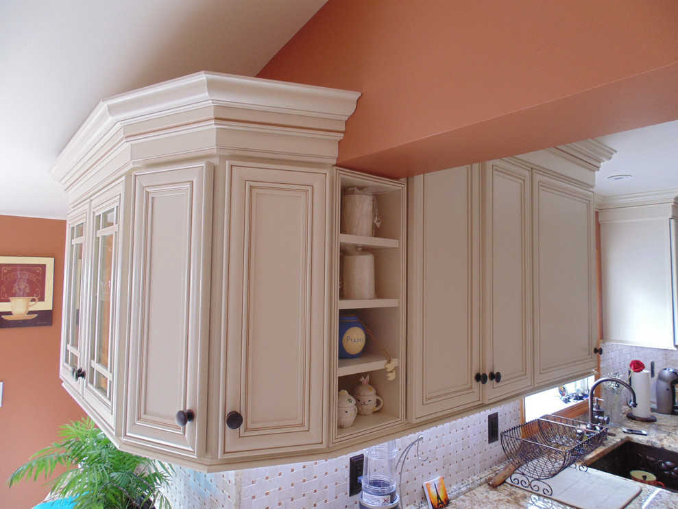Example of a mid-sized transitional home design design