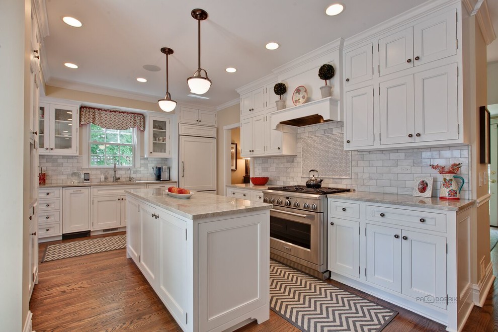 Design ideas for a traditional kitchen in Chicago with an undermount sink, shaker cabinets, white cabinets, quartzite benchtops, grey splashback, marble splashback, stainless steel appliances, medium hardwood floors and with island.