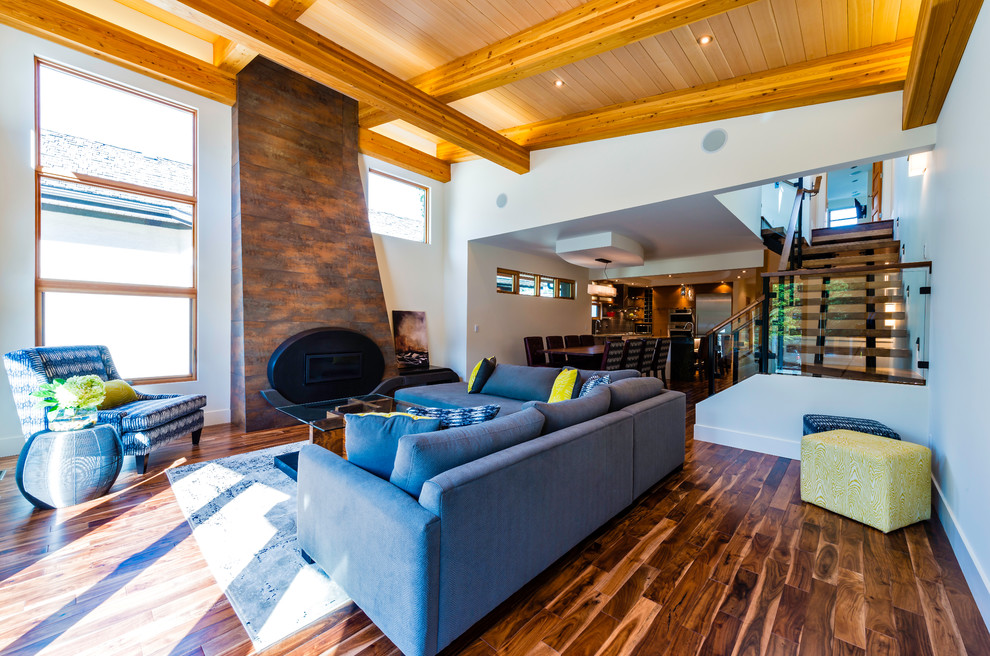 Example of a mountain style home design design in Vancouver