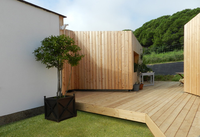 Una casa autosuficiente: sin conexi&oacute;n a la red el&eacute;ctrica modern-exterior