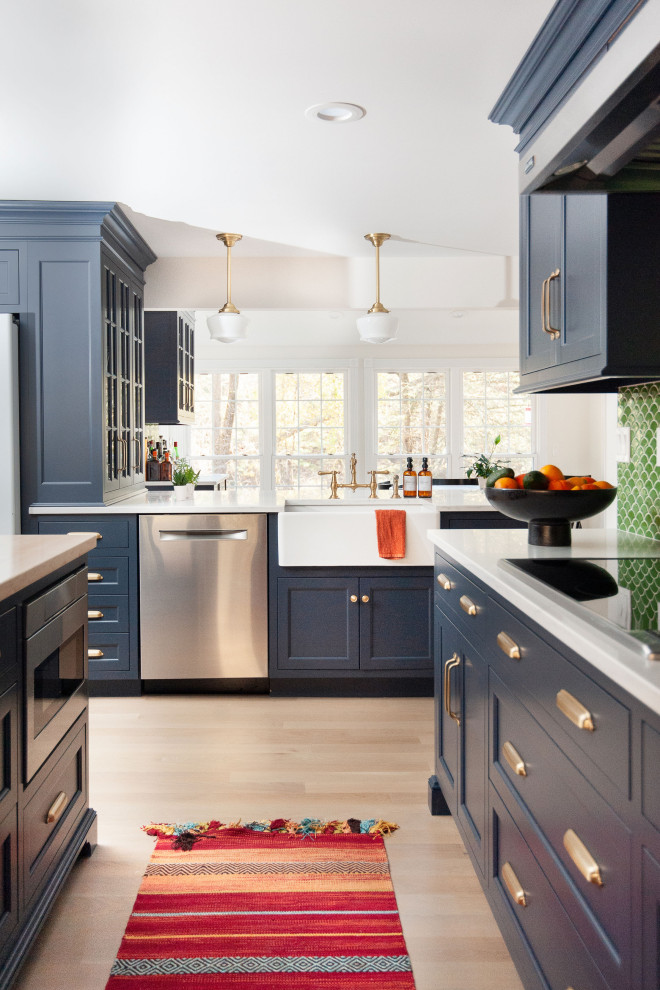 Inspiration pour une cuisine avec des portes de placard bleues, un plan de travail en quartz modifié, une crédence verte, îlot et un plan de travail blanc.