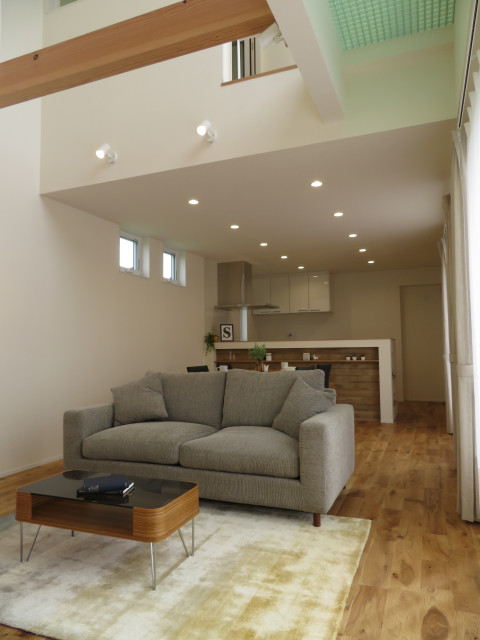 大きな吹抜けと光を透す床 moderno-salon