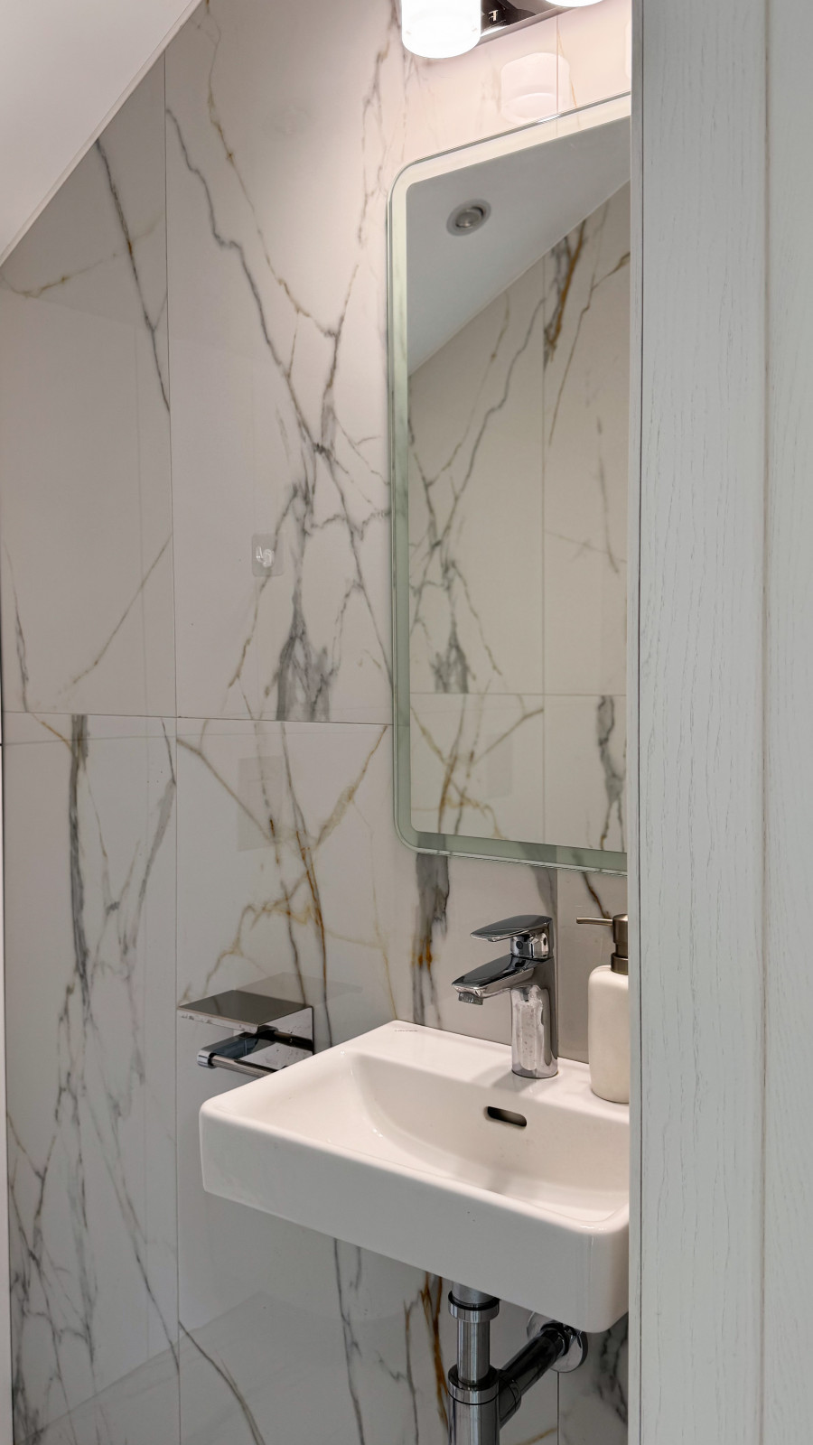 Небольшая раковина в гостевом санузле