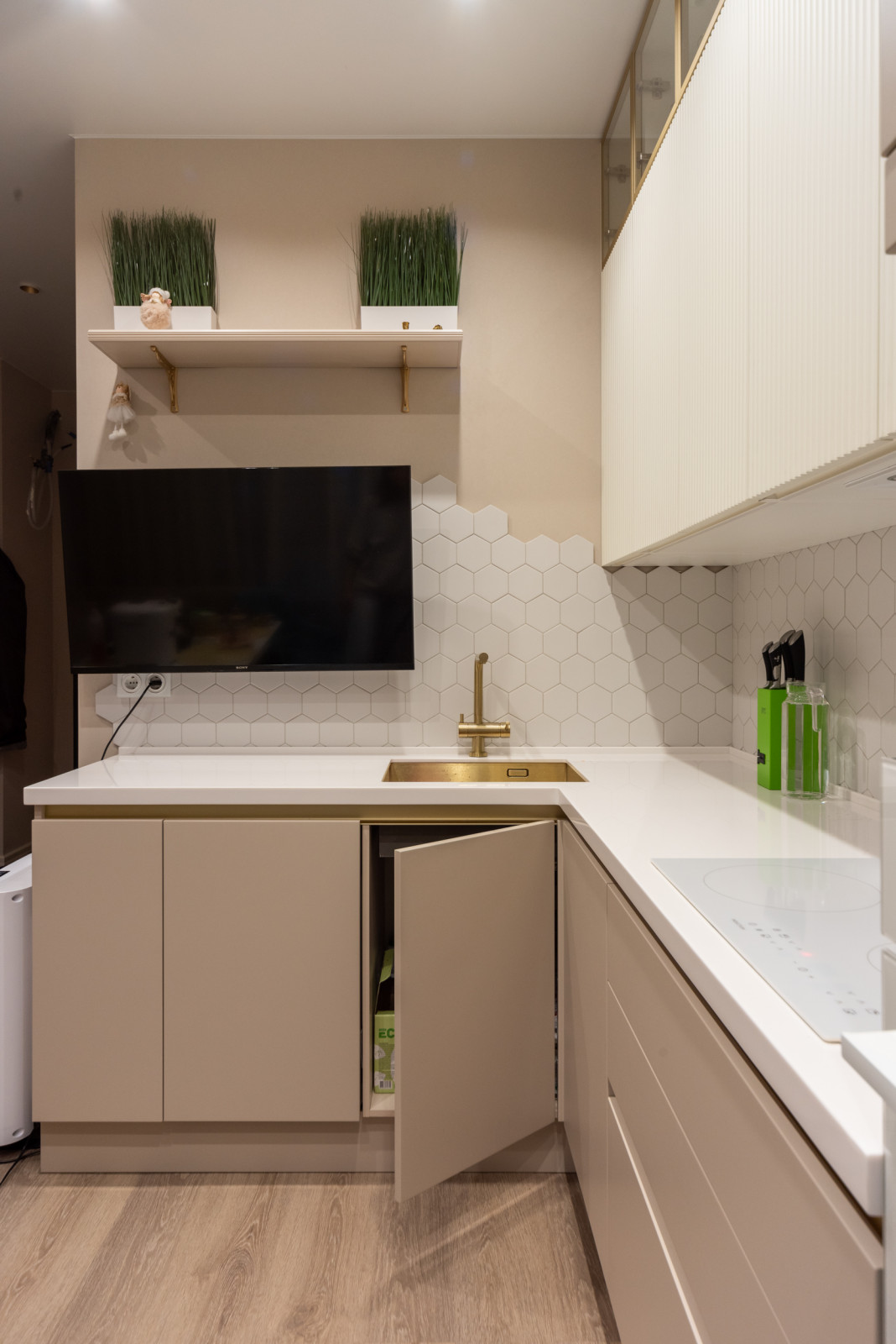 Красивая кухни и вместительная гардеробная