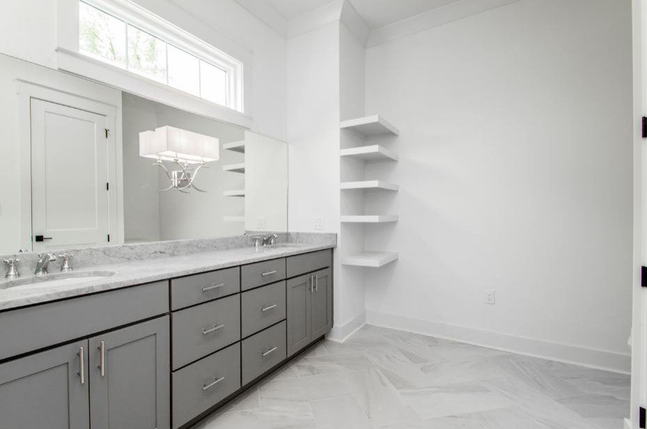 Exempel på ett mellanstort modernt grå grått en-suite badrum, med skåp i shakerstil, grå skåp, ett fristående badkar, en öppen dusch, en toalettstol med separat cisternkåpa, grå kakel, porslinskakel, vita väggar, klinkergolv i porslin, ett undermonterad handfat, marmorbänkskiva, grått golv och med dusch som är öppen