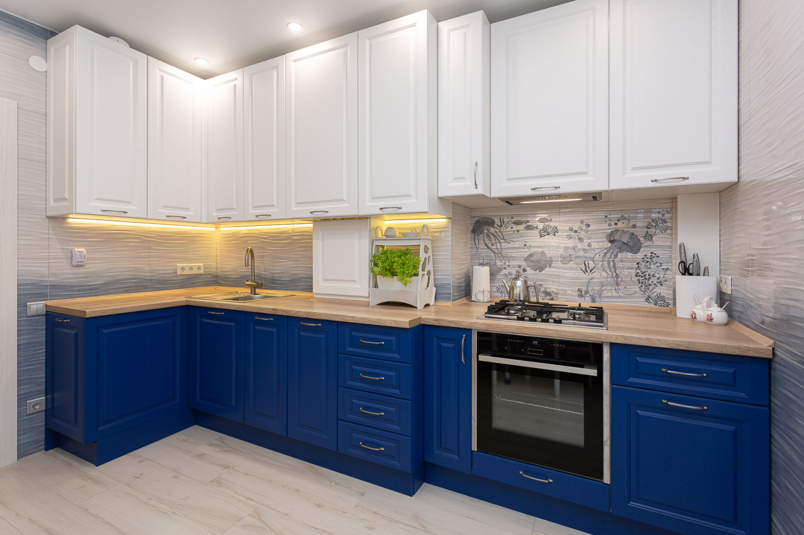 Белая кухня в стиле неоклассика