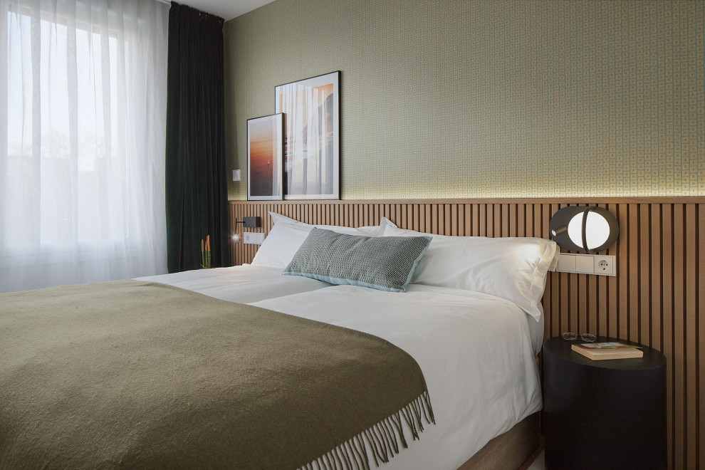 Modernes Hauptschlafzimmer mit grüner Wandfarbe, Porzellan-Bodenfliesen und Tapetenwänden in Sonstige