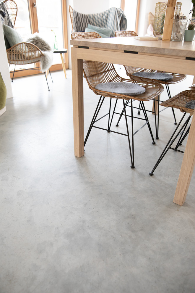 Industrial Esszimmer mit Betonboden in München