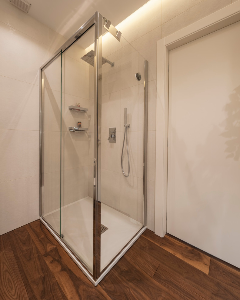Пример оригинального дизайна: ванная комната среднего размера в стиле модернизм с плоскими фасадами, бежевыми фасадами, угловым душем, раздельным унитазом, розовой плиткой, керамогранитной плиткой, белыми стенами, темным паркетным полом, душевой кабиной, накладной раковиной, столешницей из искусственного кварца, коричневым полом, душем с раздвижными дверями, белой столешницей, тумбой под одну раковину, подвесной тумбой и многоуровневым потолком