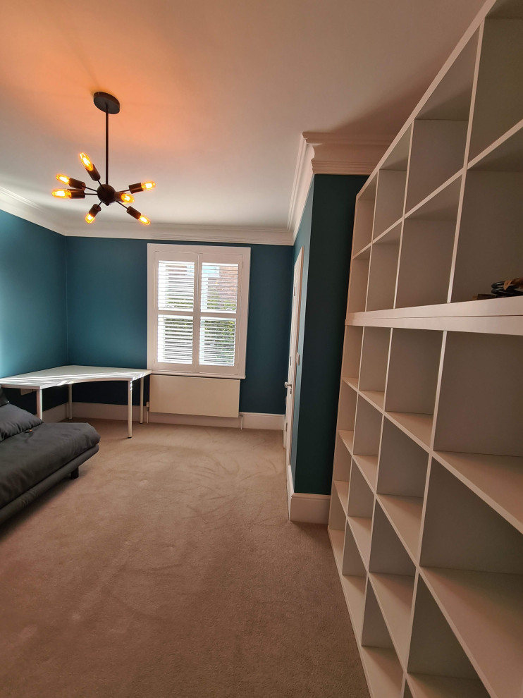 Стильный дизайн: домашняя мастерская среднего размера в стиле модернизм с синими стенами, ковровым покрытием, отдельно стоящим рабочим столом, бежевым полом и многоуровневым потолком - последний тренд