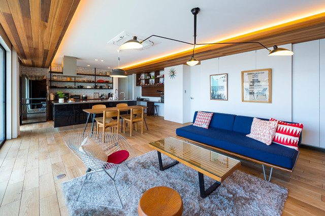 大泉の家 mid-century-wohnbereich