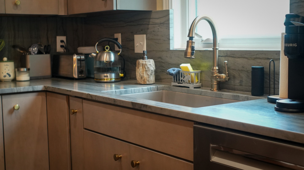 Kitchen - transitional kitchen idea