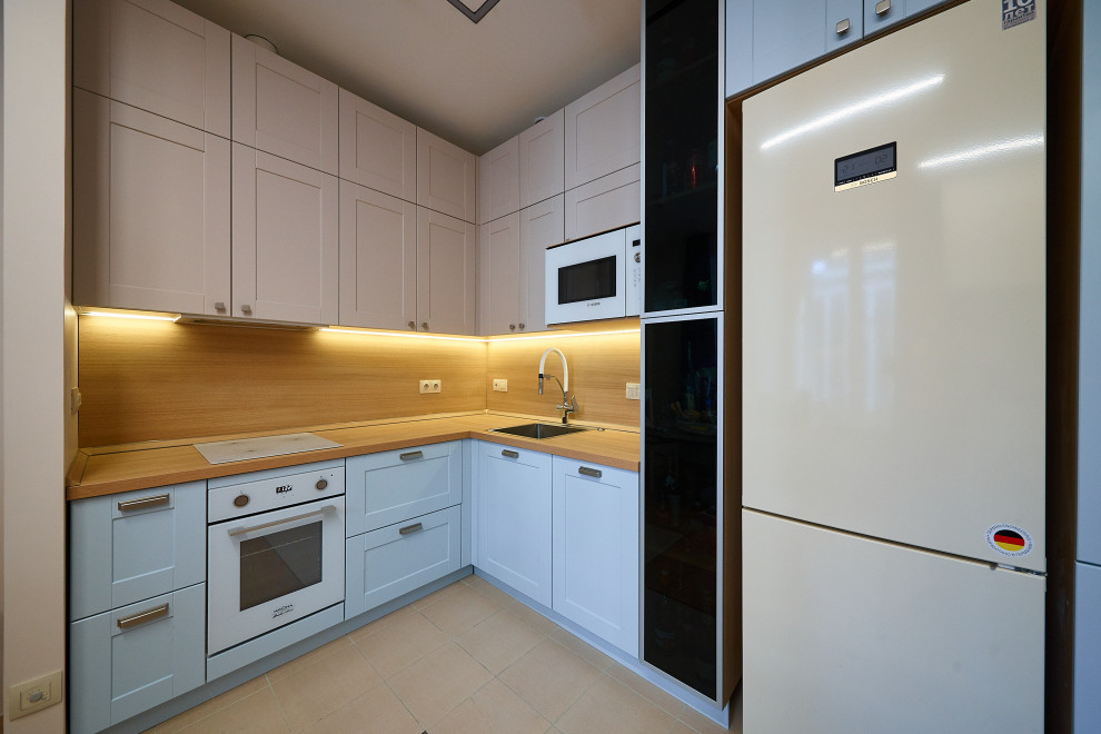 Кухня из эмали и шкаф для хранения