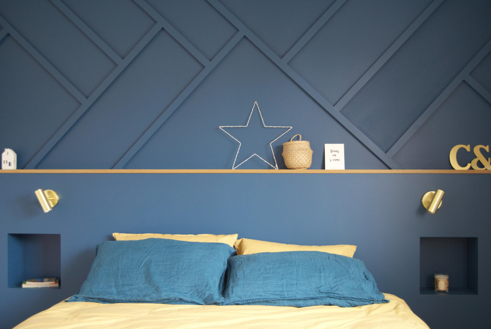 Свежая идея для дизайна: большая хозяйская спальня в белых тонах с отделкой деревом в скандинавском стиле с синими стенами, полом из ламината и деревянными стенами - отличное фото интерьера