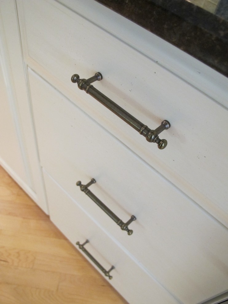 Mid-sized transitional kitchen photo in Chicago