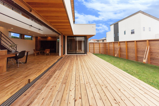 木風の家 asiatico-terraza-y-balcon