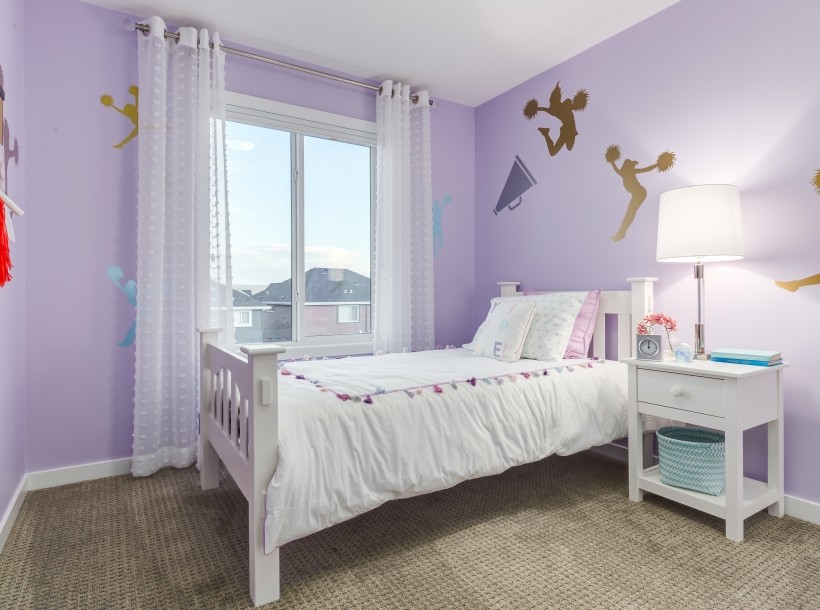 Idée de décoration pour une chambre design de taille moyenne avec un mur violet et un sol beige.