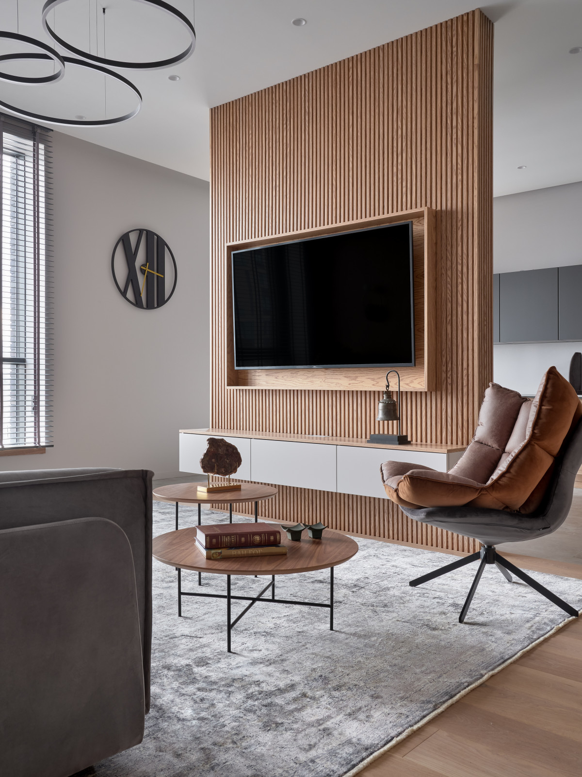 Монохром с деревянными акцентами.Дизайн Анастасия Волчкова.Публикация Elle Decor