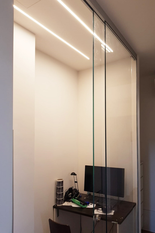 Idée de décoration pour un bureau minimaliste de taille moyenne et de type studio avec un mur beige, un sol en bois brun, un bureau indépendant et un sol marron.