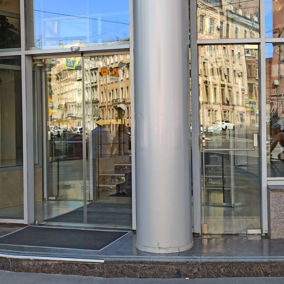 Не частое решение - система антипаники на цельностеклянных дверях!