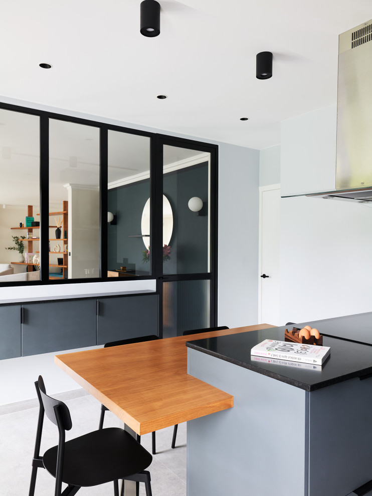 Inspiration for a large contemporary u-shaped kitchen in Paris with an undermount sink, beaded inset cabinets, grey cabinets, granite benchtops, black splashback, granite splashback, stainless steel appliances, ceramic floors, with island, grey floor, black benchtop and recessed.